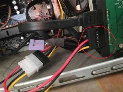 电脑新装了个固态硬盘供电线路被去掉了一根黑色的