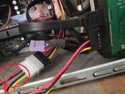 我电脑新装了一个固态硬盘可是供电的插头被去掉了一根黑线