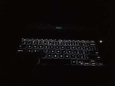 笔记本电脑不能关机，直接按电源键后，屏幕黑屏，但是可以听见运行的声音，电源键和键盘也是亮的