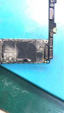 苹果8p开不了机，白屏黑屏，拆开发现芯片损坏，可以修吗