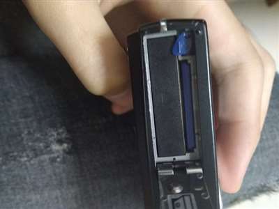 三星蓝调L100的数码相机，电池和内存卡要怎么取出