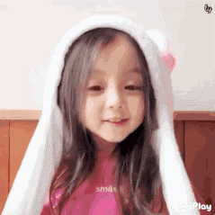 谁知道一个表情是个小女孩穿着粉红色带有兔子耳朵的帽子的GIF