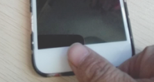 苹果7p黑屏的时候按一下就能解锁, 亮屏的时候手指放在上面就能解锁是正常的吗？
