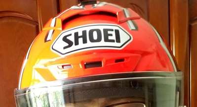 shoei头盔X14 红蚂蚁 的红色在阳光下会变成橙色的。正常么