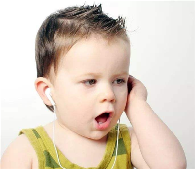 小孩配戴助听器后，需要多久才能会讲话?