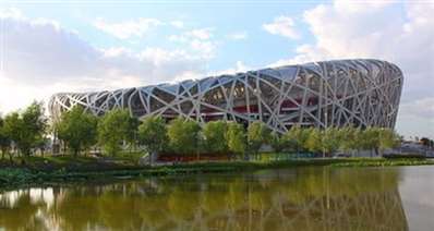 奥运会场馆的“鸟巢”是哪个设计人员设计的？设计费用是多少？