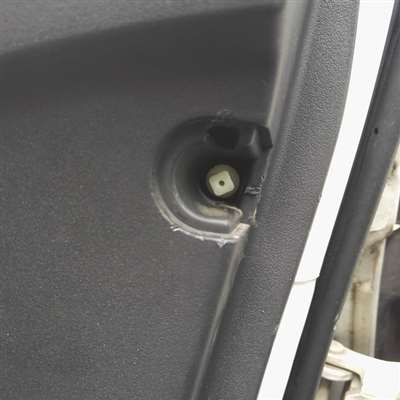 雅力士车门内衬处的栓钉，如何取下来？