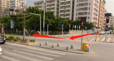 这种十字路口红灯时，车辆可以从这种路口汇入道路吗？扣不扣分