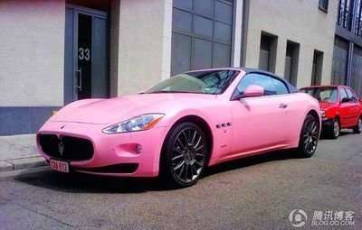 为什么市场上粉红色汽车很少见？我想肯定不是因为没有人喜欢把？