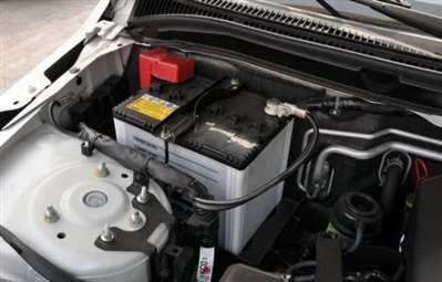 如何给电量耗尽的汽车蓄电池充电？