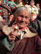 藏族手执什么铜器祈福？