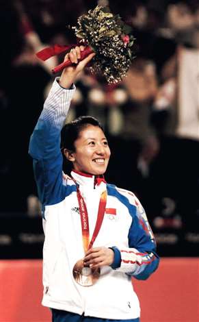 哪位中国运动员在冬季奥林匹克运动获得第一枚金牌？