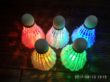 发明：会发光的羽毛球，里面要装一个什么样的灯？