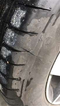 刚买的八月份出厂的新车轮胎被划伤了，如图，需要更换轮胎吗？或者可以补胎吗？