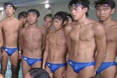 為什麼游泳比賽的男性選手們都是穿三角泳褲居多？