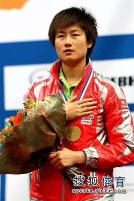 为什么有些中国乒乓球运动员升国旗时会把右手放在左胸