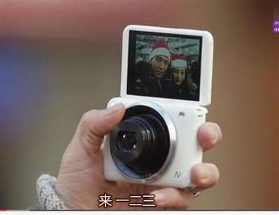 美女的诞生这部韩剧的男主角在十五集里用的相机是什么型号的？