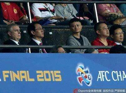 2015亚冠决赛坐在许家印旁边的人