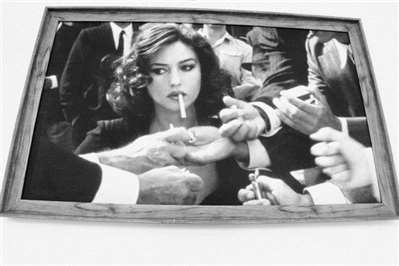 一群人围着一个女人帮她点烟的剧照是国外的一个什么电影