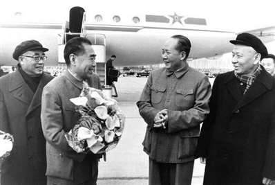 哪位大神有毛泽东、刘少奇、朱德到机场迎接周恩来的图片，如这图，我想要高清的
