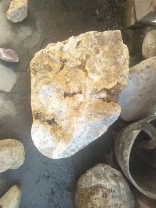 有谁知道这是什么石头呀？河里捡的！！！